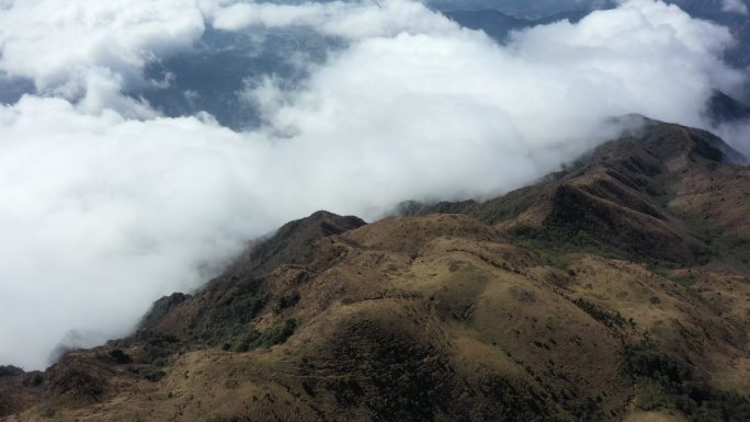 航拍晴朗天空下的桂林全州天湖景区