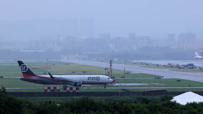 顺丰航空SF波音767货运飞机滑行起飞