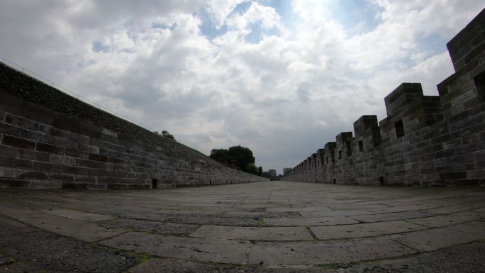 低角度延时拍摄桂林王城的城墙