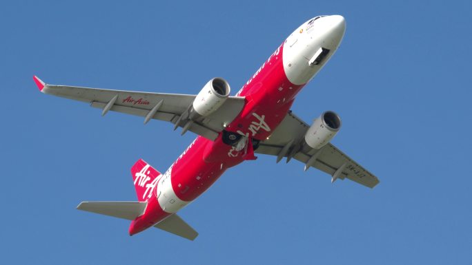 稳定：兰卡威机场亚航A320客机起飞