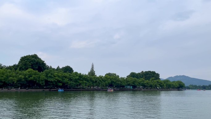 紫峰大厦玄武湖湖面观光游乐船 脚踏船