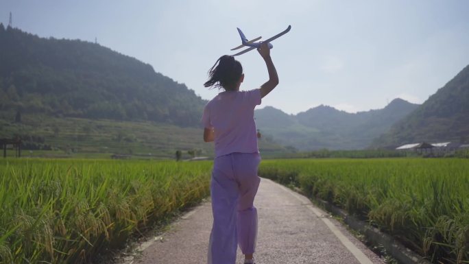 奔跑小孩稻田野飞机飞机梦想稻田奔跑