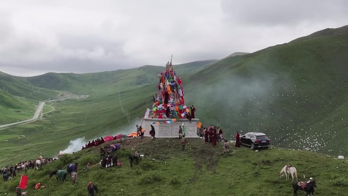 航拍大山插箭煨桑藏族民俗