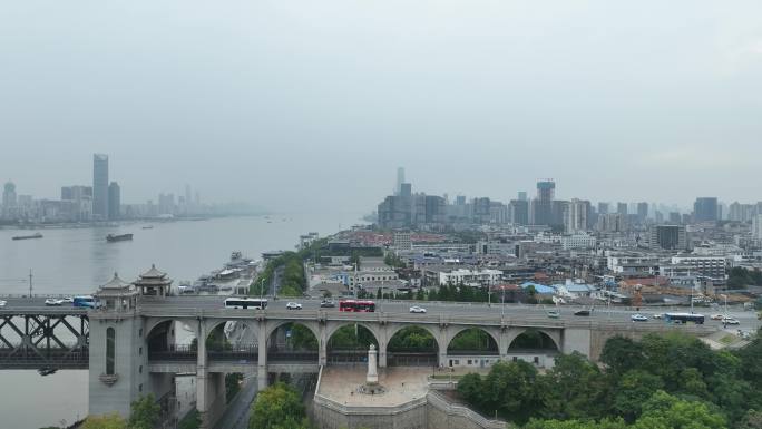 阴天武汉长江大桥航拍桥梁交通车流城市风光