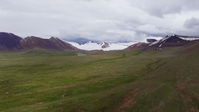 青藏高原唐古拉山雪山风光航拍