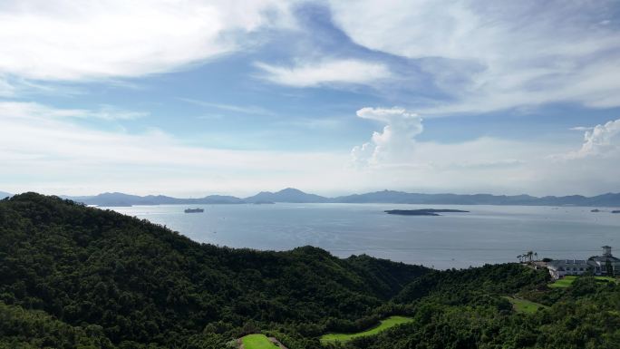 航拍海边的山地建筑和海上船只