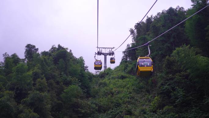 乘坐缆车景区索道观光缆车特写森林山上风景