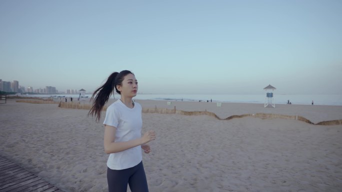 美女沙滩跑步健身