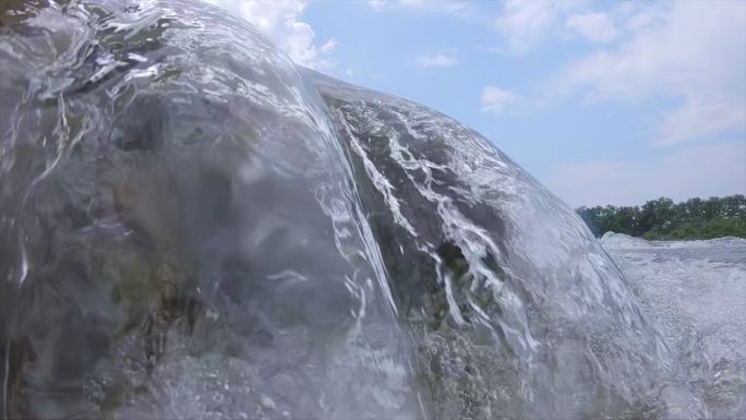 低角度慢镜头拍摄桂林漓江水面的浪花
