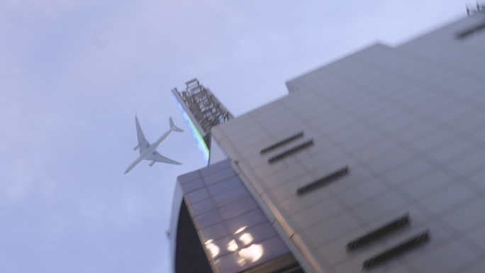 飞机从城市楼房上飞过