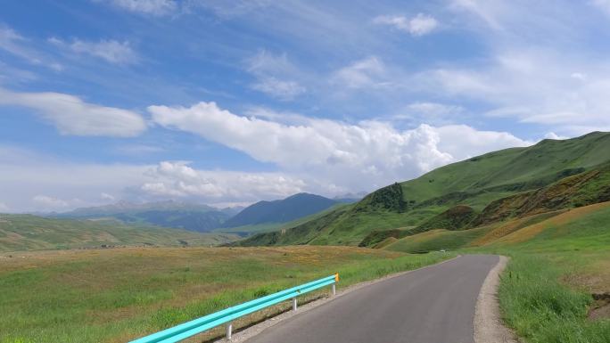 新疆喀拉峻草原山谷