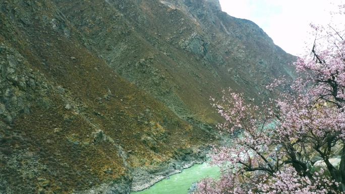 山区运输 山区车辆 山区公路 河谷公路