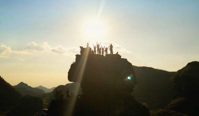 一群人登山背影-户外阳光青年登山日落登山