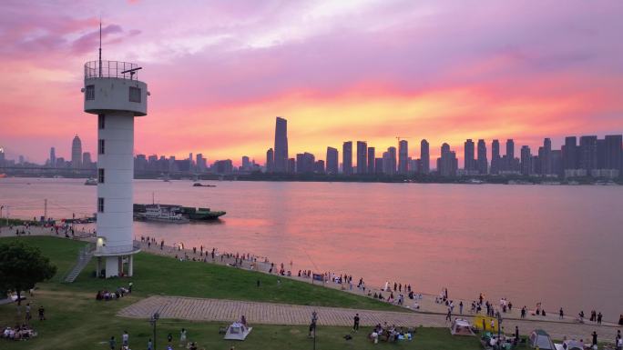 航拍武汉武昌江滩一棵树孤独树落日晚霞人文