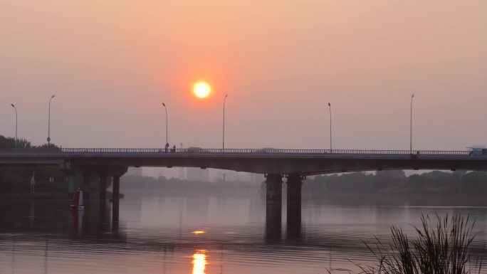 水天一色暮色苍茫水边夕阳长河落日圆夕阳红