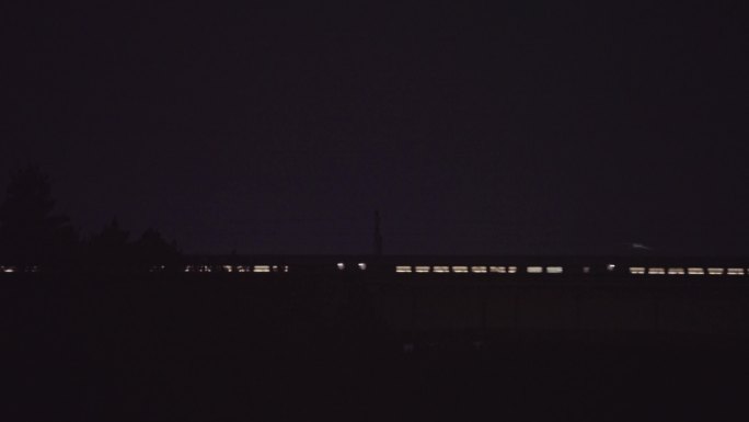 夜晚高铁驶过