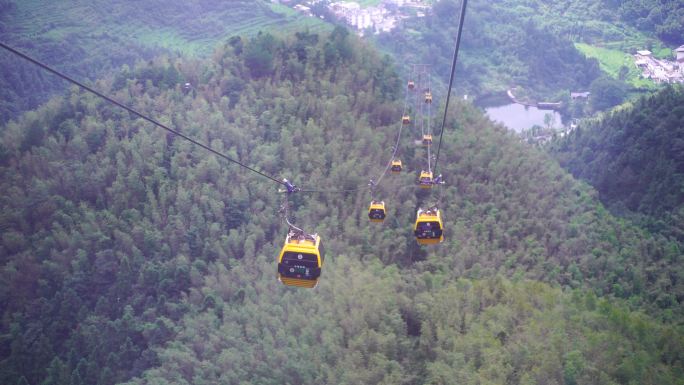 乘坐缆车景区索道观光缆车特写森林山上风景