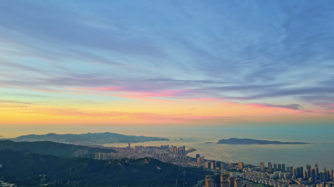 4K唯美夕阳云霞火烧云金顶海边城市航拍