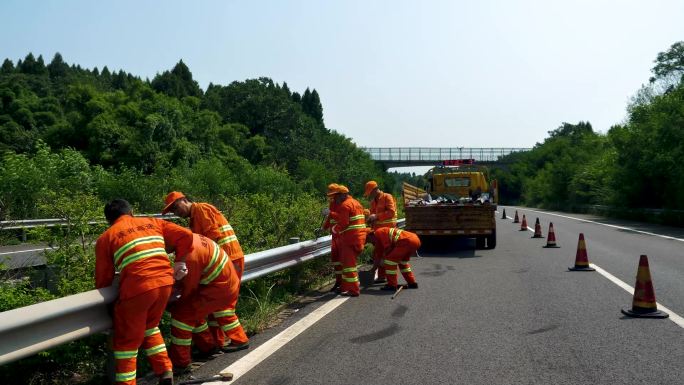 T0541公路养护工人安装道路防护栏