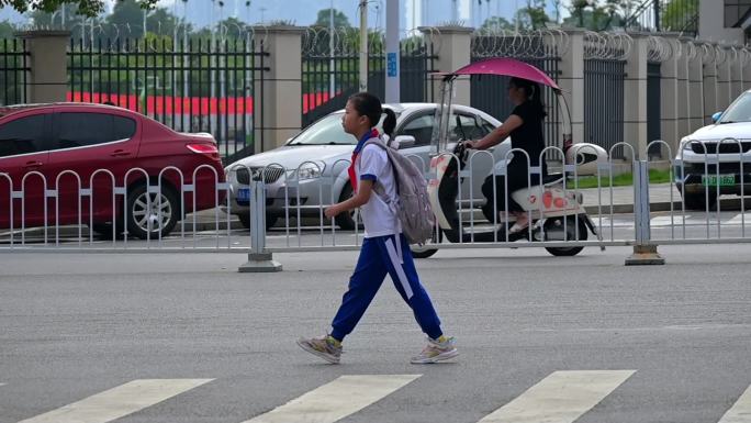 慢动作，清晨上学路上，女生独自走过路口