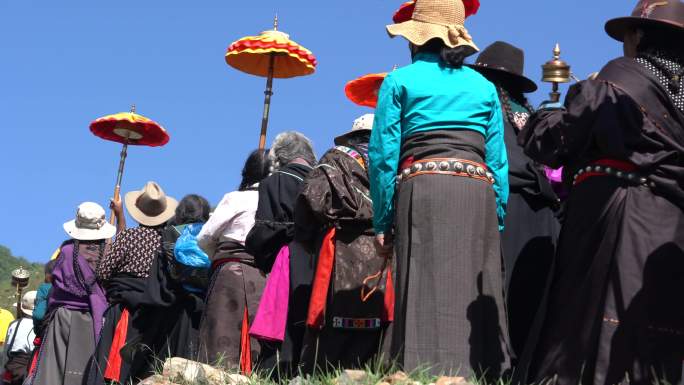 藏族民众上山转经祈福活动纪实