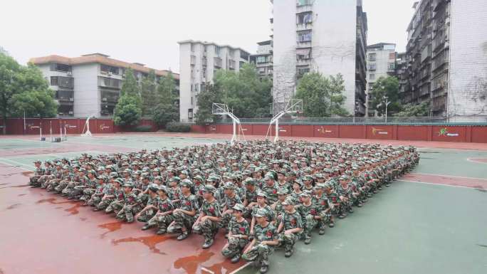 外国语学校操场上新生军训大会