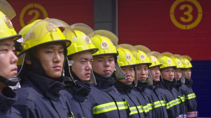 正在集合队伍的全副武装的消防员战士