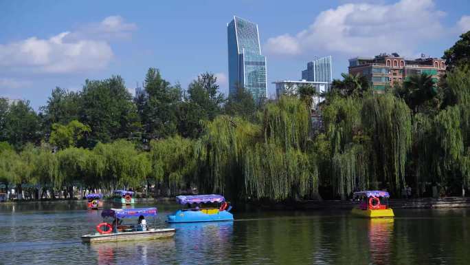 夏天翠湖游客