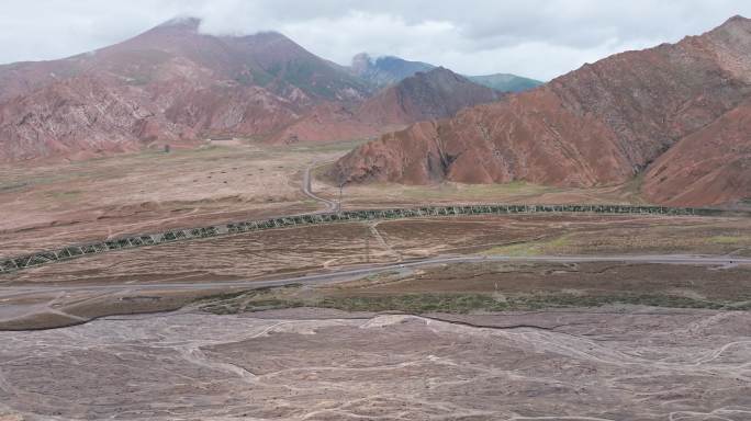 青海昆仑山脉地貌河流青藏铁路大气航拍