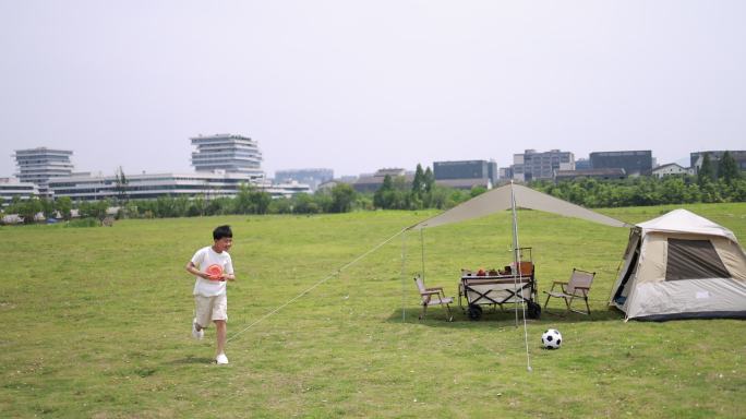 周末时光户外露营玩飞盘