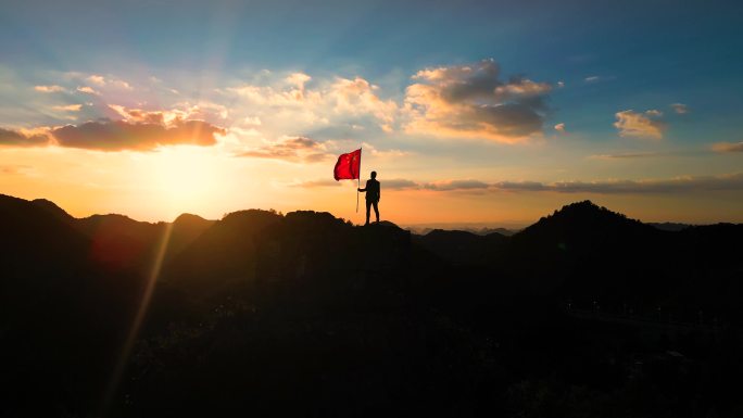 举起红旗国庆男人山顶举起五星红旗爱国教育