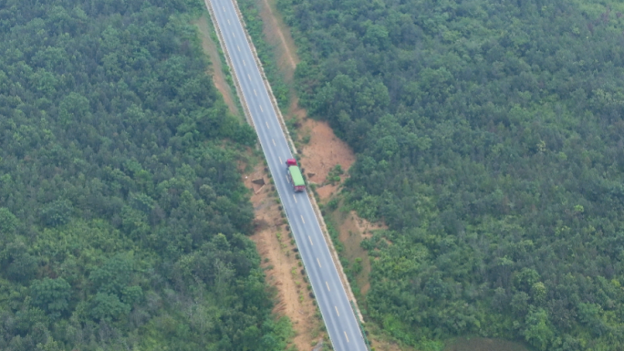 货车运输卡车工程车行驶盘山公路