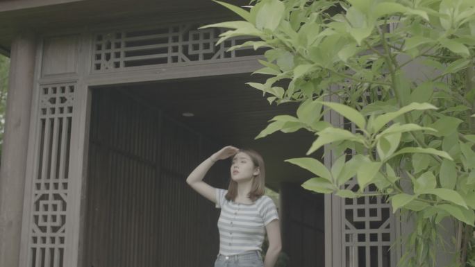 女孩在田园小息惬意欣赏中式园林风景灰片