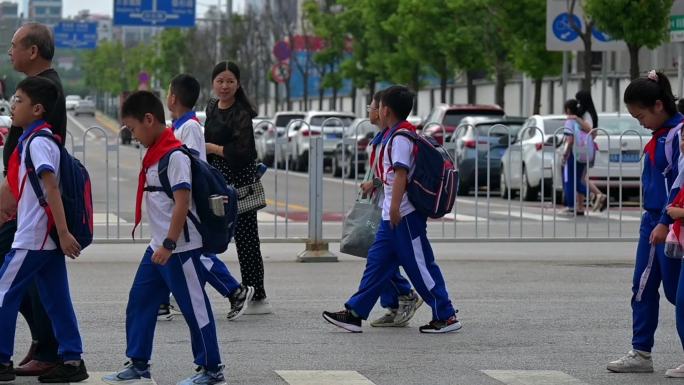 慢动作，家长护送孩子上学的路上