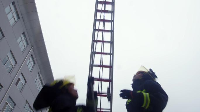 消防员战士架设救援云梯