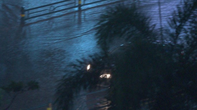 灰色轿车雨夜街景