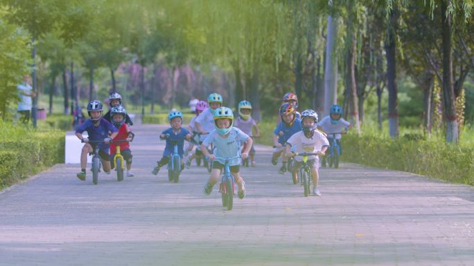 4K一群小孩骑自行车 公园玩耍