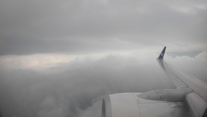 透过飞机窗户拍摄飞行高度的空中和地面景色