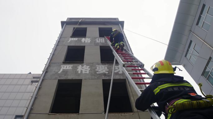 消防员战士爬云梯上高楼日常训练