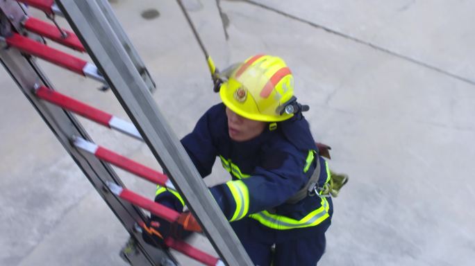 消防员快速攀爬云梯救援演练