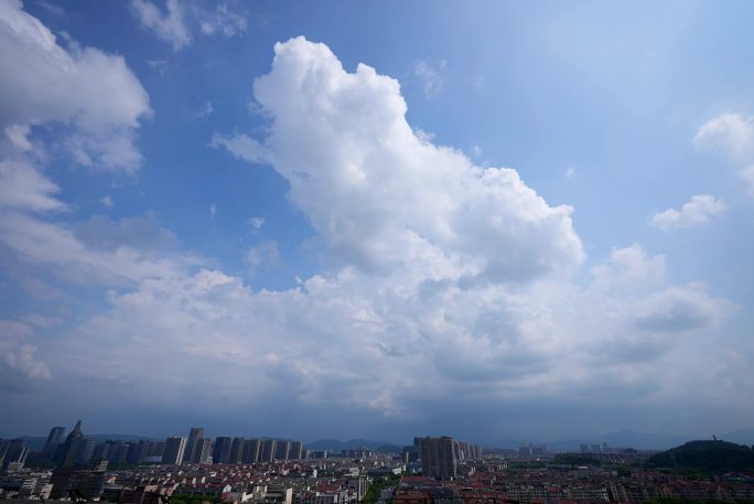 夏天夏季午后雷阵雨局部暴雨蓝天白云乌云