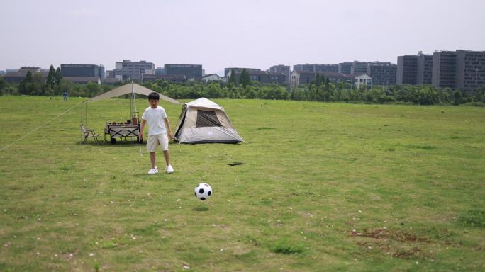 可爱的男孩户外露营 运动踢足球