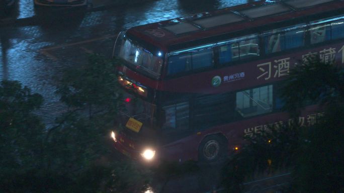 雨夜双层巴士