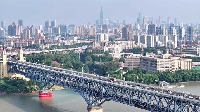 4k航拍南京长江大桥车流铁路长江城市高楼