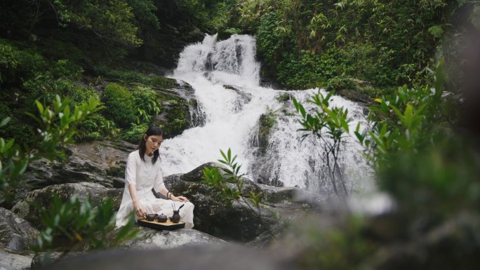 感受自然亲近自然美女喝茶美好生活深呼吸