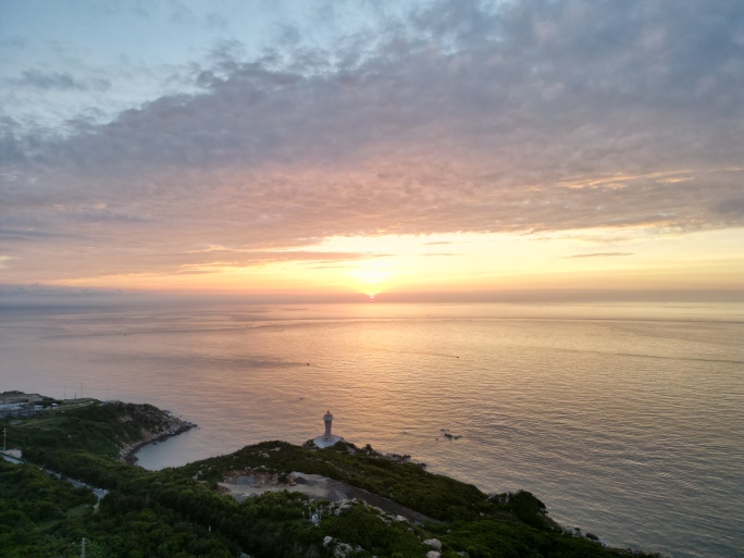 南澳岛三囱崖灯塔日出海景