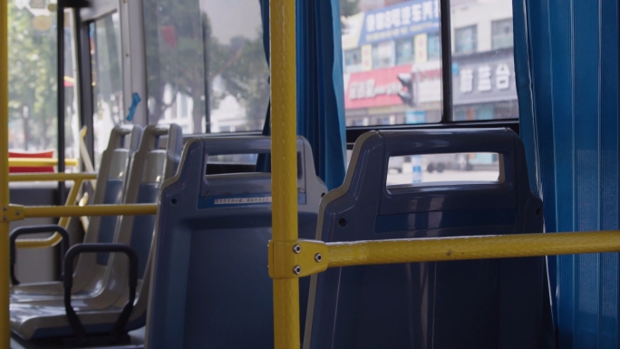 4k公交车空镜头绿色出行行驶的公交车城市