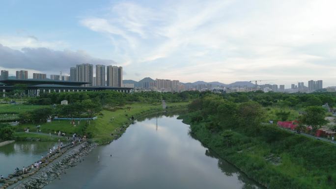 航拍蜿蜒流淌的坪山河道，深圳坪山城市风景