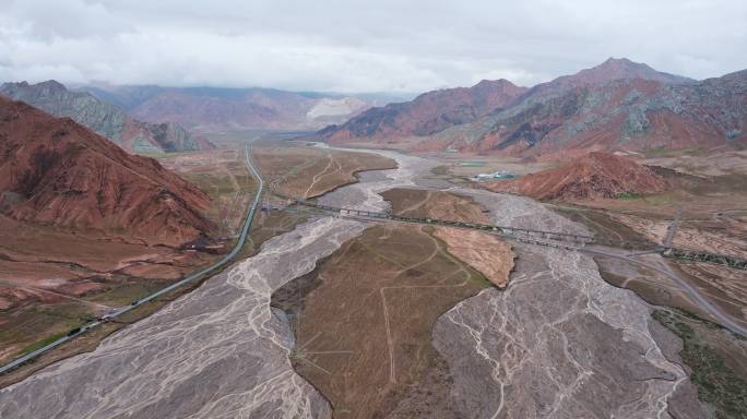 青海昆仑山脉地貌河流青藏铁路大气航拍