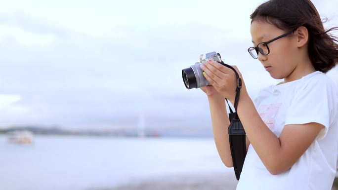 4K升格实拍旅游拿着相机拍照的东方女孩